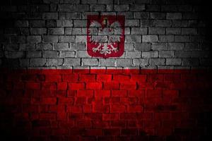 bandera de polonia pintada en una pared de ladrillos en una ubicación urbana foto