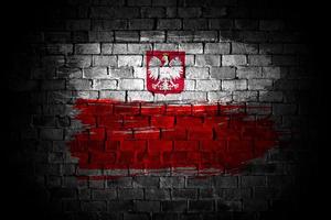 bandera de polonia pintada en una pared de ladrillos en una ubicación urbana foto