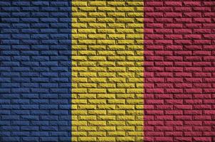 La bandera de Chad está pintada en una vieja pared de ladrillos. foto