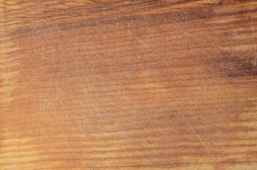 textura detallada de la tabla de cortar de madera con muchas cicatrices del hacha y el cuchillo foto