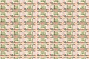 Billetes de 1000 dólares guyaneses impresos en cinta transportadora de producción de dinero. collage de muchas facturas. concepto de devaluación de la moneda foto