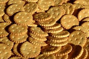 primer plano de galletas saladas foto