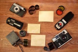 bodegón con equipo de fotografía antiguo foto