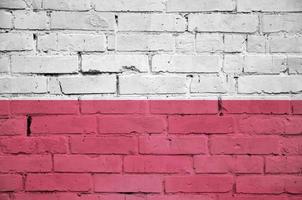 la bandera de polonia está pintada en una pared de ladrillo vieja foto