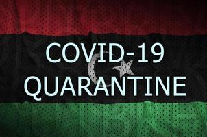 bandera de libia e inscripción de cuarentena covid-19. coronavirus o virus 2019-ncov foto