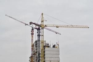 edificio en construcción con grúa foto