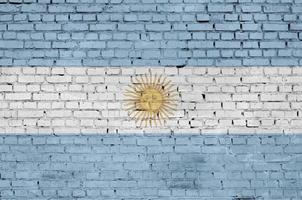 La bandera argentina está pintada en una vieja pared de ladrillos. foto