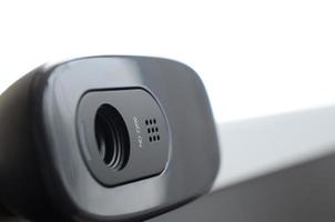una cámara web moderna está instalada en el cuerpo de un monitor de pantalla plana. dispositivo para video comunicación y grabación de video de alta calidad foto