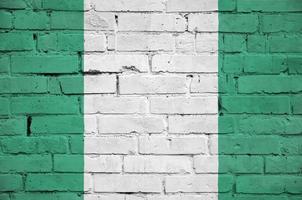 la bandera de nigeria está pintada en una vieja pared de ladrillos foto