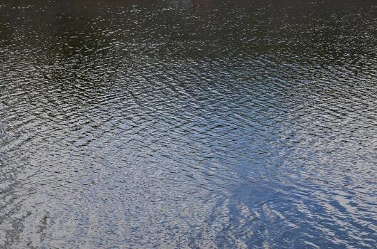 la textura del agua oscura del río bajo la influencia del viento, impresa en perspectiva. imagen horizontal foto