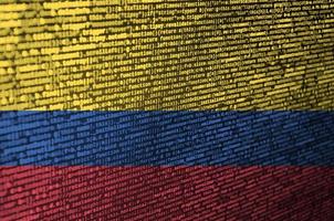 la bandera de colombia se representa en la pantalla con el código del programa. el concepto de tecnología moderna y desarrollo de sitios foto