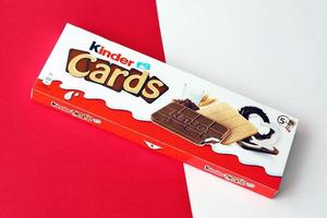 ternopil, ucrania - 3 de junio de 2022 paquete de productos de tarjetas de chocolate kinder. kinder es una marca de productos de confitería de la multinacional confitería ferrero. foto