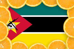 bandera de mozambique en marco de rodajas de cítricos frescos foto