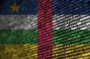 la bandera de la república centroafricana se representa en la pantalla con el código del programa. el concepto de tecnología moderna y desarrollo de sitios foto