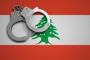 bandera libanesa y esposas policiales. el concepto de crimen y delitos en el país foto