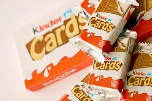 ternopil, ucrania - 3 de junio de 2022 paquete de productos de tarjetas de chocolate kinder. kinder es una marca de productos de confitería de la multinacional confitería ferrero. foto