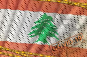 bandera de líbano y símbolo de riesgo biológico covid-19 con cinta naranja de cuarentena y sello. coronavirus o concepto de virus 2019-ncov foto