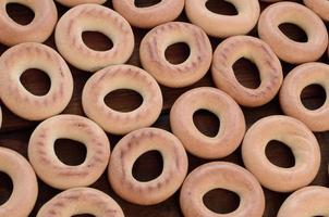 foto de primer plano de bagels amarillos frescos. un tipo popular de productos de harina. uno de los dulces tradicionales rusos para el té