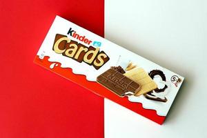 ternopil, ucrania - 3 de junio de 2022 paquete de productos de tarjetas de chocolate kinder. kinder es una marca de productos de confitería de la multinacional confitería ferrero. foto