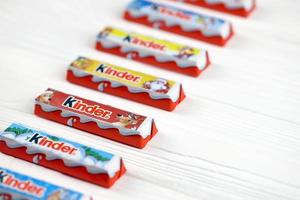 kharkov, ucrania - 3 de mayo de 2022 barras de chocolate más pequeñas en envoltorios de papel hechas por ferrero spa. kinder es una marca de productos de confitería del fabricante multinacional italiano ferrero foto