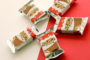 ternopil, ucrania - 3 de junio de 2022 paquete de productos de tarjetas de chocolate kinder. kinder es una marca de productos de confitería de la multinacional confitería ferrero. foto