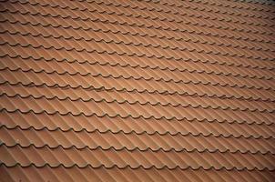 tejas de metal marrón. tejas de techo de metal - construcción de techos foto