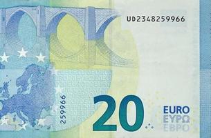 Fragmento de un primer plano de un billete de 20 euros con pequeños detalles azules foto