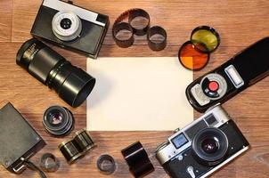 bodegón con equipo de fotografía antiguo foto