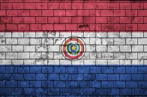 la bandera de paraguay está pintada en una vieja pared de ladrillos foto