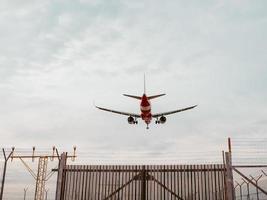 avión acercándose para aterrizar pasó las luces de navegación foto