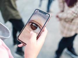 primer plano de un ojo capturado con un teléfono inteligente foto