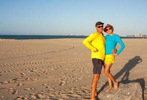pareja de pie en la playa de iracema en fortaleza, brasil, ceara foto