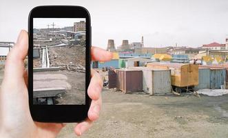 turista tomando fotos del mercado callejero en anadyr