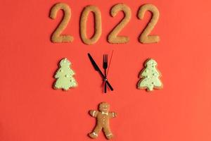 las galletas de jengibre se colocan en forma de reloj alrededor de las manecillas de la hora. feliz año nuevo concepto foto