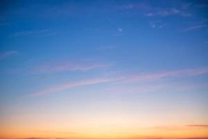 hermosas nubes de color naranja degradado y luz solar en el cielo azul perfecto para el fondo, disfrutar de la noche, el crepúsculo, la temporada de lluvias, el invierno, el verano foto