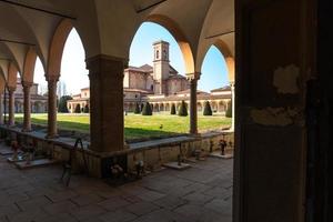 ferrara,italia-marzo 20,2022-paseando dentro del cementerio monumental de la cartuja de ferrara durante un día soleado. foto