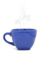 taza azul con bebida caliente sobre fondo blanco foto