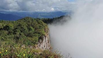 la belle vallée tropicale entre les montagnes avec un coucher de soleil brumeux. les premiers rayons du soleil levant traversent les nuages et les nuages. video