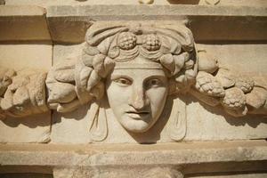 relieve de máscara antigua en la ciudad antigua de aphrodisias en aydin, turkiye foto