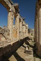 ciudad antigua de hierápolis en pamukkale, denizli, turkiye foto