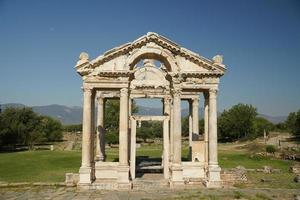 puerta monumental, tetrapylon en aphrodisias ciudad antigua en aydin, turkiye foto