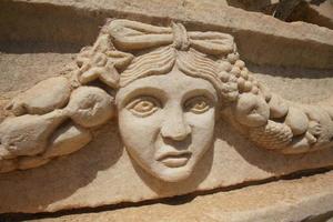 relieve de máscara antigua en la ciudad antigua de aphrodisias en aydin, turkiye foto