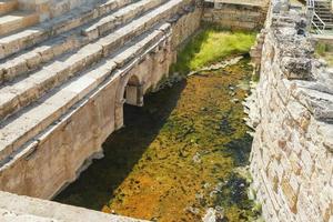 agua de manantial en la ciudad antigua de hierápolis en pamukkale, denizli, turkiye foto