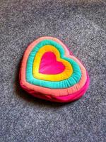 las almohadas de amor únicas con una variedad de colores mezclados son buenas para los regalos del día de San Valentín, cumpleaños y una señal de amor para su pareja foto