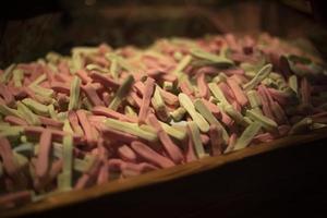 dulces en el viento. goma de mascar en caja. un montón de dulces en el cajón. foto