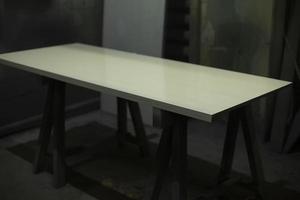 tablero en la mesa. tablero blanco en taller de carpintería. detalles del lugar de trabajo. foto