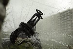 tubería de calefacción de avance. accidente de oleoducto sale agua hirviendo. foto