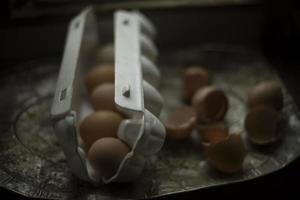 cáscara de huevo. huevos de gallina. mala cocina. detalles de mala comida. foto