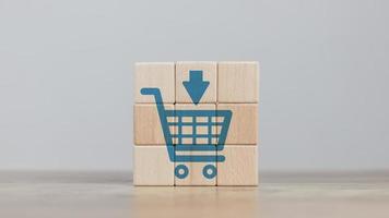 las compras en línea y el concepto de pago muestran el cubo de madera para acceder a las compras en línea a través del sistema de Internet que es nuevo y rápido y también puede realizar transacciones financieras. foto