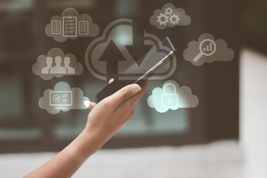 concepto de almacenamiento de datos de tecnología en la nube mano del hombre que sostiene una imagen virtual almacenamiento en la nube que es una forma de almacenamiento de datos informáticos digitales que ayuda a facilitar tanto a las organizaciones pequeñas como a las grandes foto